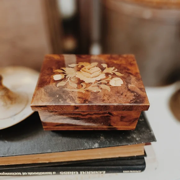 VINTAGE "Sorrento" Music Box With Brown Floral Design - Picture 2 of 6